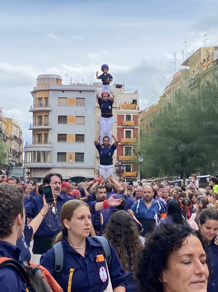 Pilar caminant dels Xiquets del Serrallo