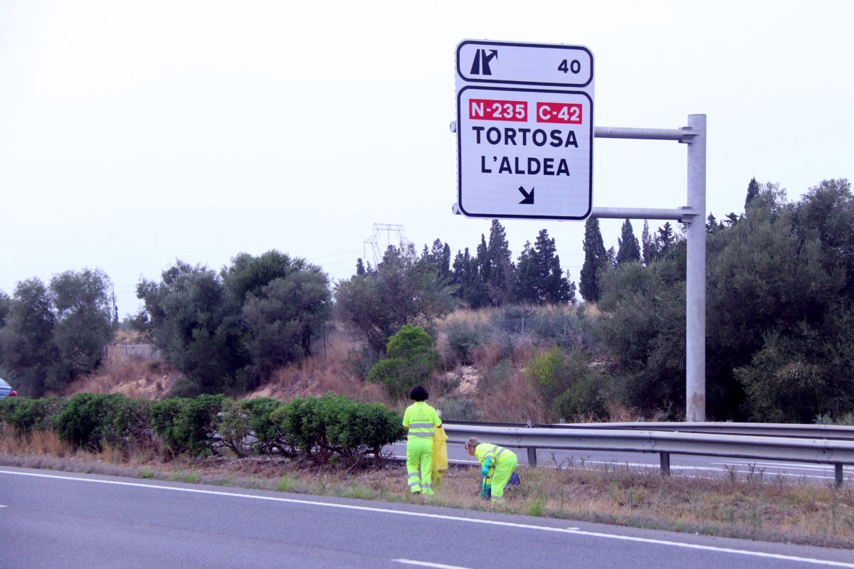 Operàries del del servei de manteniment de Carreteres netejant el tram de la mitjana de l'AP-7 on ha aparegut el cos d'un home presumiblement atropellat aquest dijous al matí Data de publicació: dijous 20 d’octubre del 2022, 12:32 Localització: L'Aldea Autor: Redacció