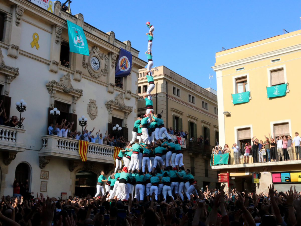 Els Castellers de Vilafranca fan història apuntalant el pilar de 9