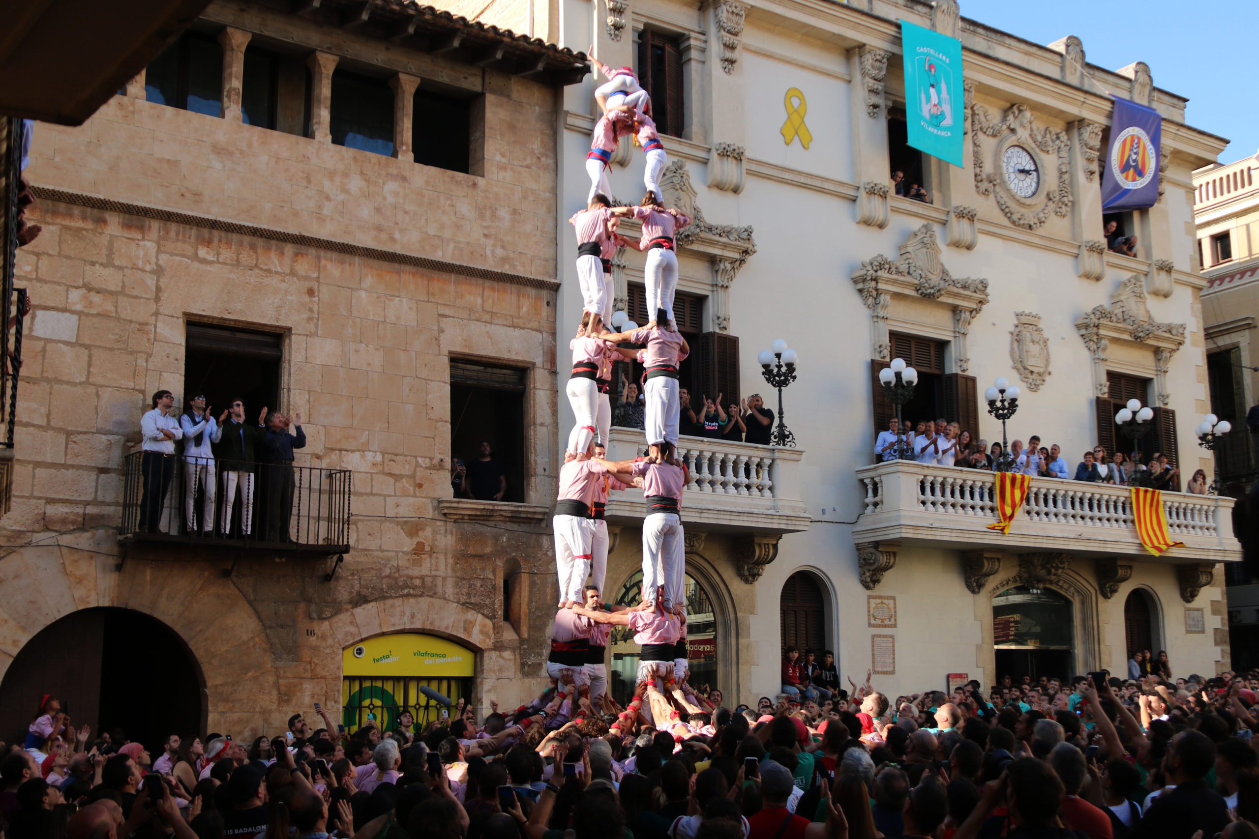 3 de 9 amb folre carregat pels Xiquets de Tarragona a la diada de Tots Sants del 2022  Data de publicació: dimarts 01 de novembre del 2022, 14:26  Localització: Vilafranca del Penedès  Autor: Gemma Sánchez