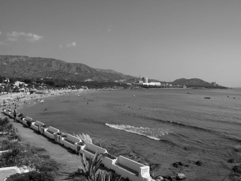 Platja de l'Almadrava, amb la central nuclear de Vandellòs al fons. Imatge cedida per Manolo Laguillo.