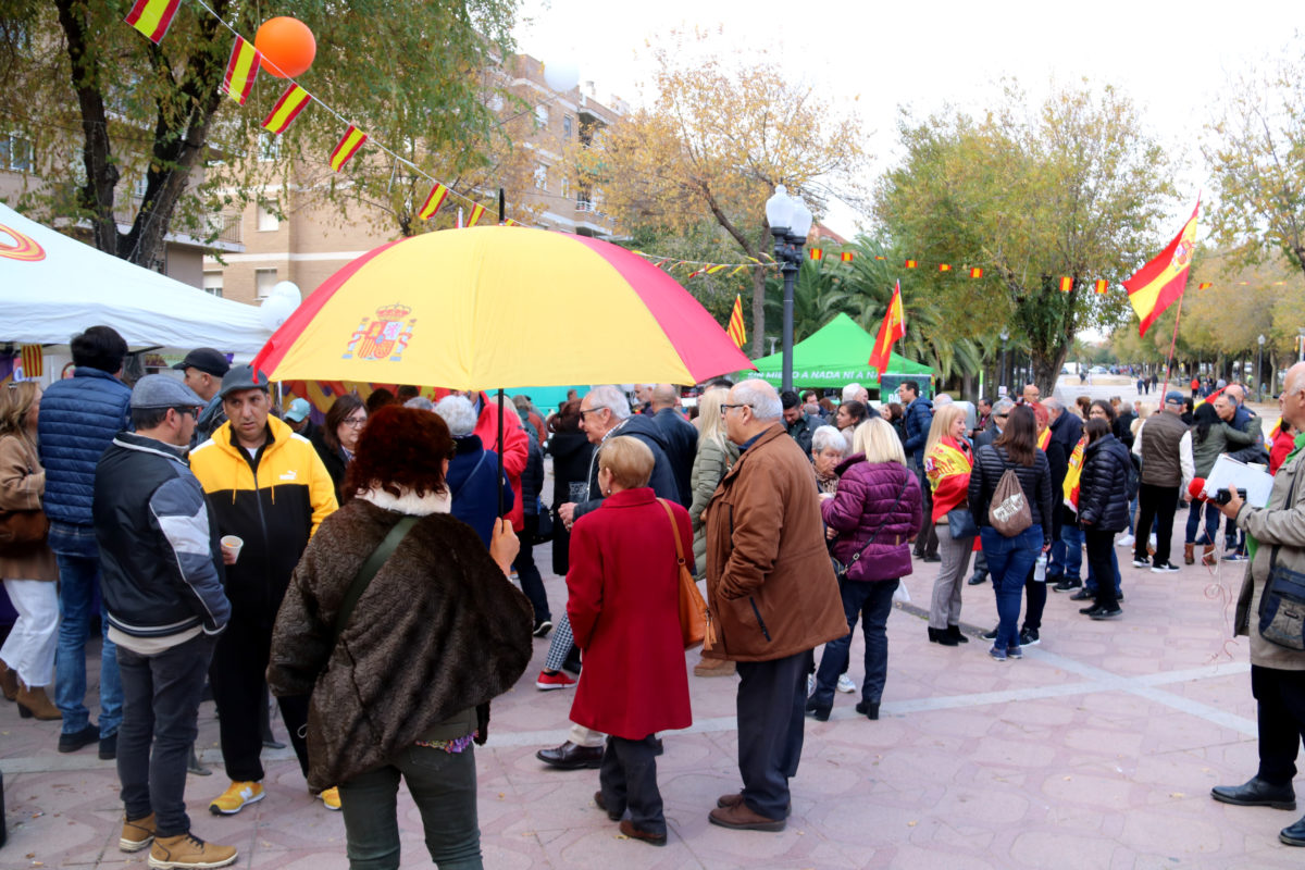 Persones concentrades a la plaça de la Constitució del barri de Bonavista de Tarragona, en la commemoració de la carta magna convocada per SCC.