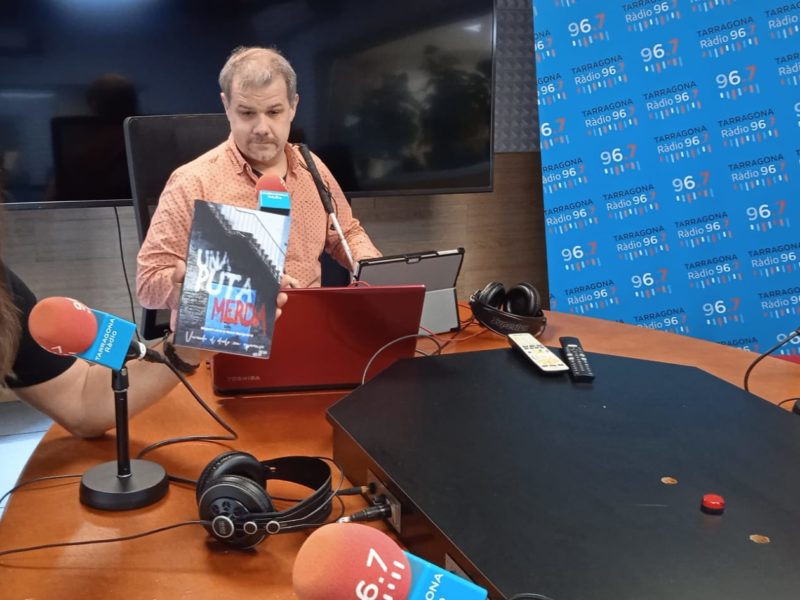 Foto de miguel lara, Rosa burguera i miguel González als estudis de Tarragona Ràdio. Foto: Tere ortega