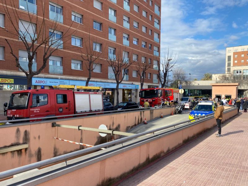 Bombers a la porta de l'aparcament municipal del Joan XXIII