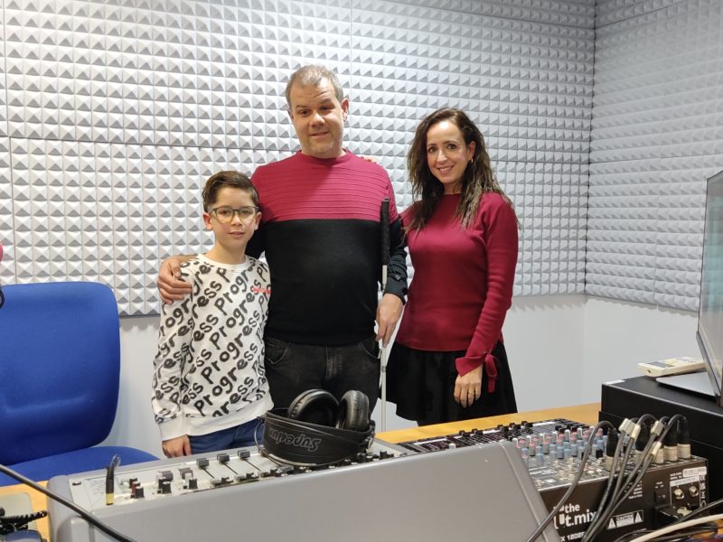 Fotografia del Leo, l'Amaya i el Miguel als estudis de Tarragona Ràdio