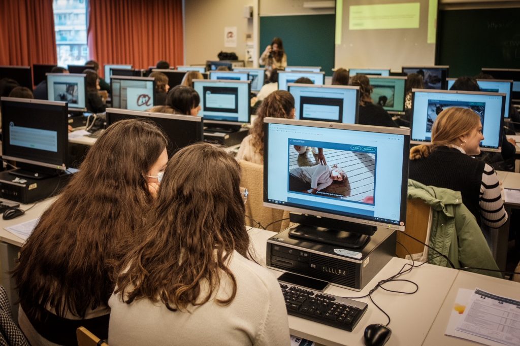 Alumnes URV davant un ordinador