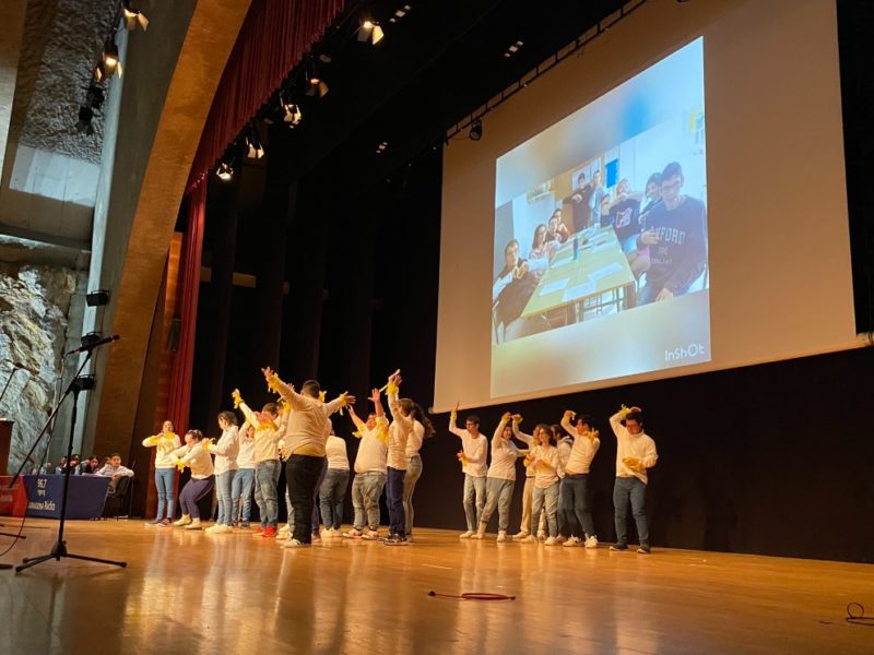 nens ballant al Dia Escolar de la no-violència i la pau 2023