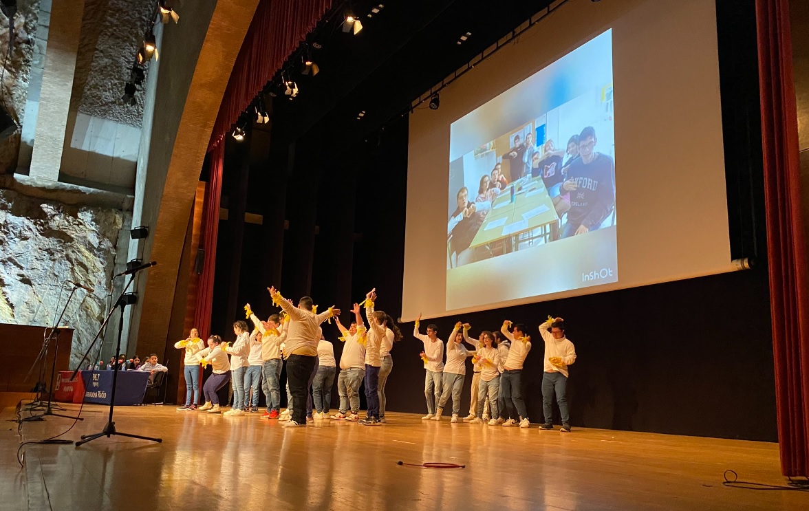 nens ballant al Dia Escolar de la no-violència i la pau 2023