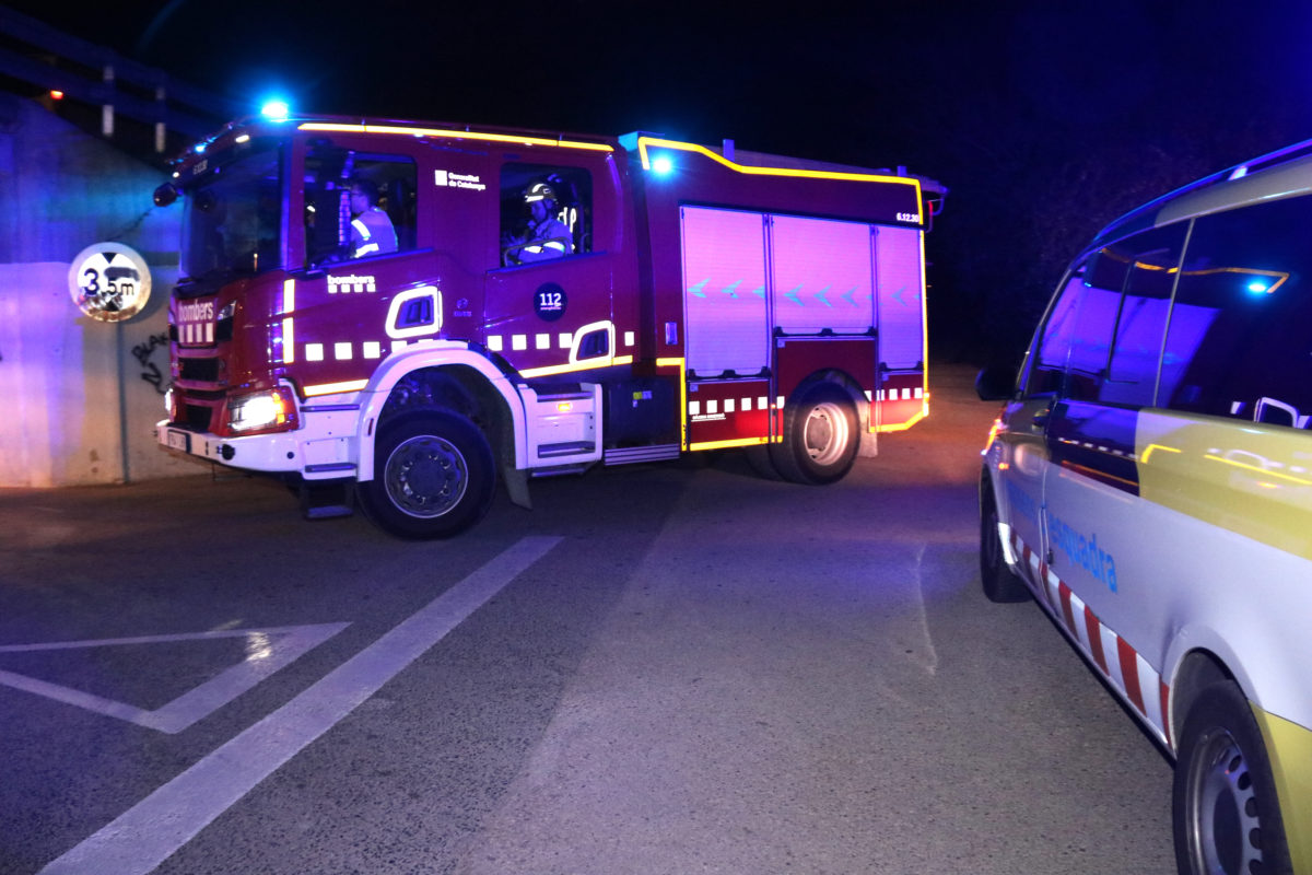 Un camió dels Bombers i un cotxe patrulla dels Mossos d'Esquadra en el marc d'un dispositiu per un incendi forestal i urbà a Calafell Data de publicació: dimarts 14 de març del 2023, 20:41 Localització: Calafell Autor: Mar Rovira