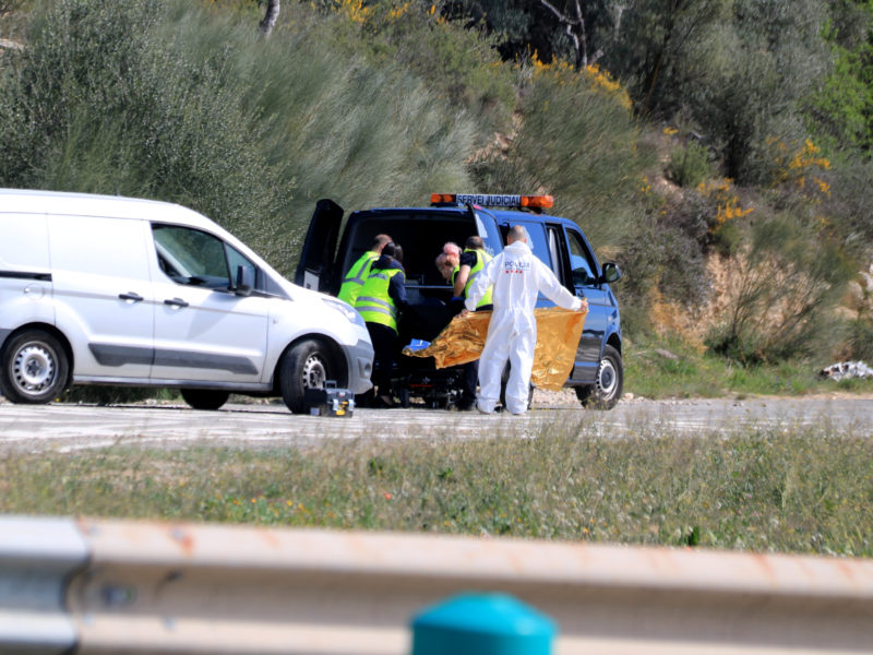 Els agents dels mossos i dels serveis funeraris fan l'aixecament del cadàver de la noia morta trobada a Móra la Nova Data de publicació: dijous 23 de març del 2023, 13:05 Localització: Móra la Nova Autor: Anna Ferràs