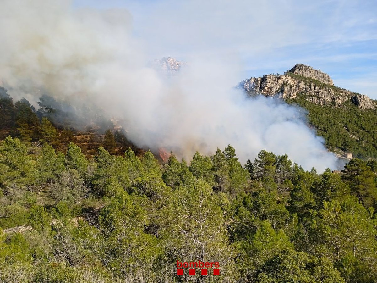 Vint-i-una dotacions terrestres dels Bombers segueixen remullant la zona