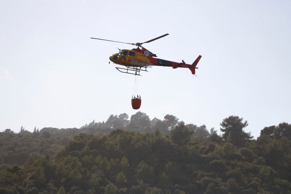 Imatge d'un helicòpter dels Bombers sobre l'incendi de la Selva del Camp