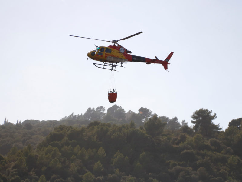 Imatge d'un helicòpter dels Bombers sobre l'incendi de la Selva del Camp