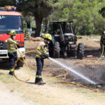 Bombers treballant en l'extinció de l'incendi de vegetació a Mont-roig del Camp Data de publicació: dimarts 01 d’agost del 2023, 13:21 Localització: Mont-roig del Camp Autor: Neus Bertola