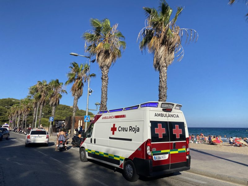 Ambulància de la Creu Roja en un rescat a la platja de l'Arrabassada