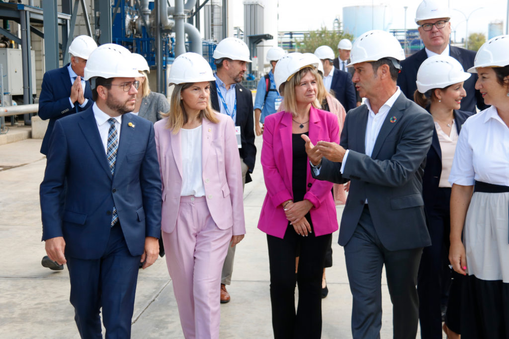 El president del Govern, Pere Aragonès, visitant la nova planta de Messer amb altres autoritats
Data de publicació: dijous 21 de setembre del 2023, 11:57
Localització: Vila-seca
Autor: Arnau Martínez / Ariadna Escoda