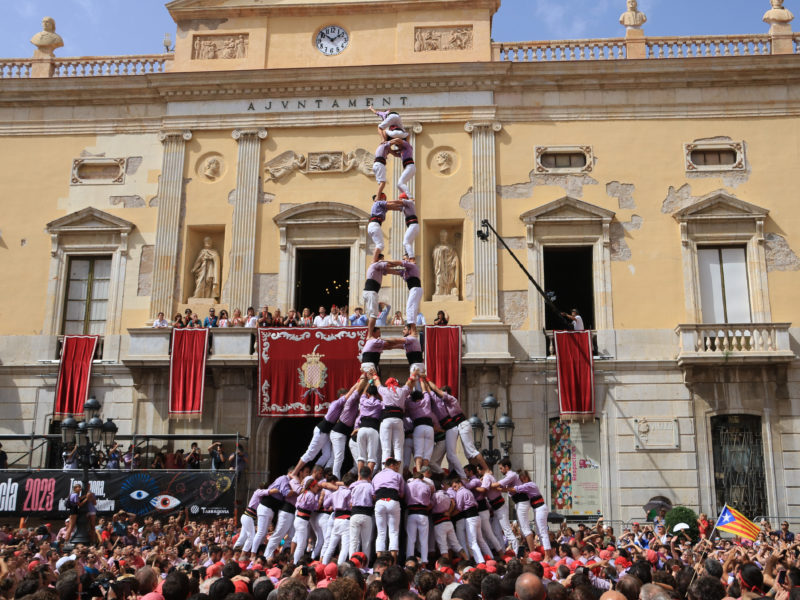 Aleta del 2 de 9 amb folre i manilles de la Colla Jove de Tarragona descarregat en la segona ronda de la diada del primer diumenge de Santa Tecla de Tarragona Data de publicació: diumenge 17 de setembre del 2023, 14:33 Localització: Tarragona Autor: Neus Bertola / Ariadna Escoda