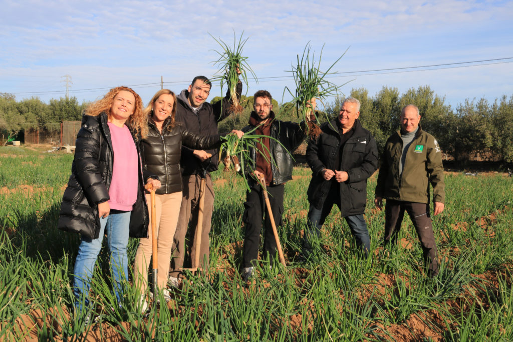 Els integrants de Figa Flawas, acompanyats per autoritats i membres de l'IGP, alcen un manat de calçots després de convertir-se en Amics de l'Autèntica Calçotada 2023-2024
Data de publicació: dissabte 25 de novembre del 2023, 11:41
Localització: Valls
Autor: Ariadna Escoda