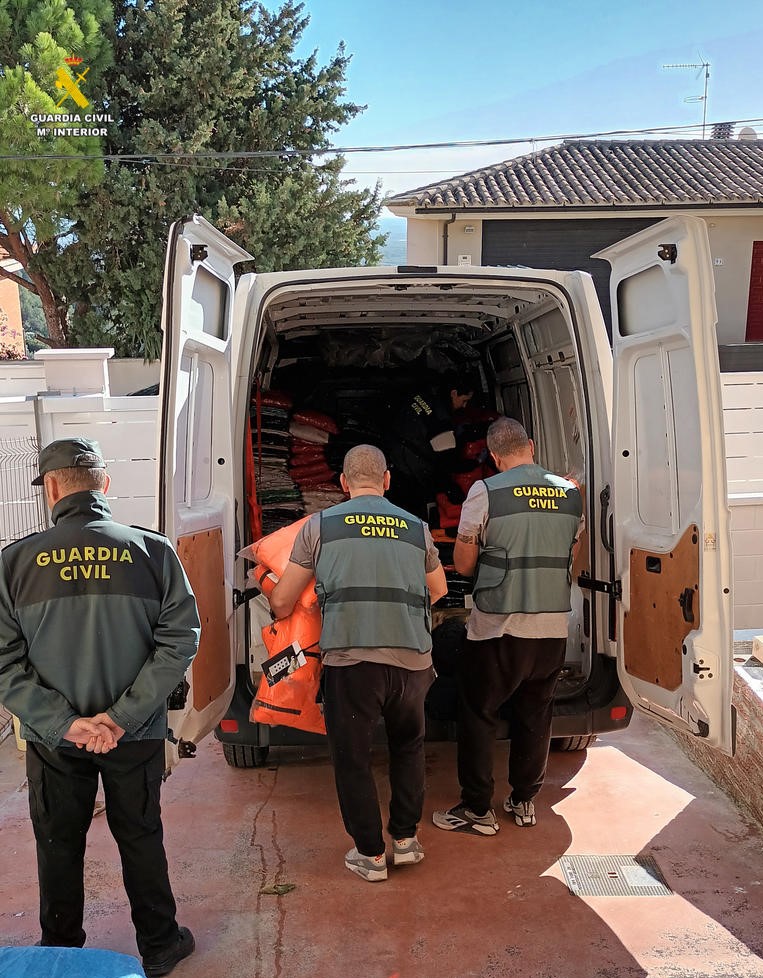 Agents de la Guàrdia Civil carregant productes falsificats trobats en l'escorcoll d'un xalet de Riudecanyes Data de publicació: dijous 09 de novembre del 2023, 14:03 Localització: Riudecanyes Autor: Cedida a l'ACN per la Guàrdia Civil