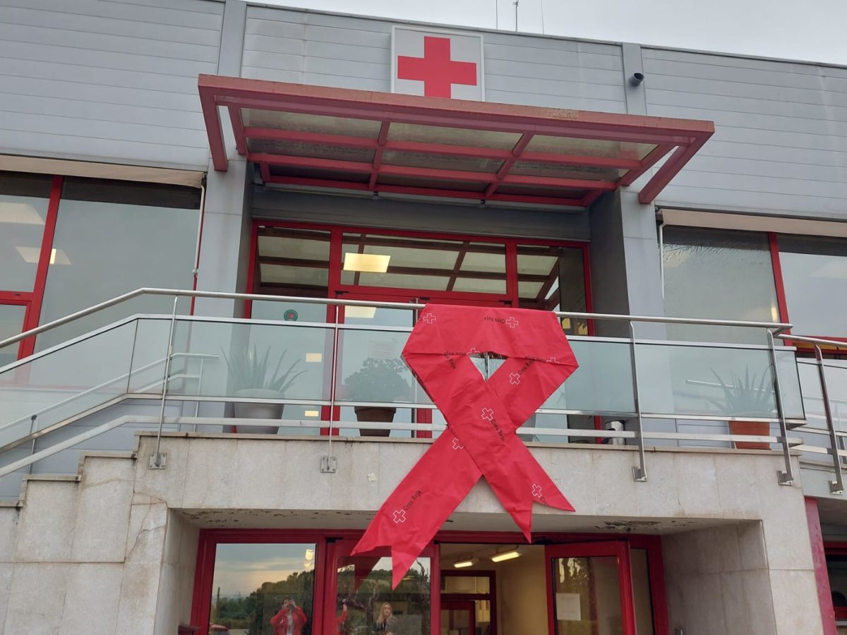 Creu Roja atèn 85 persones que conviuen amb VIH/Sida a la demarcació i en sensibilitza més de 4.500
