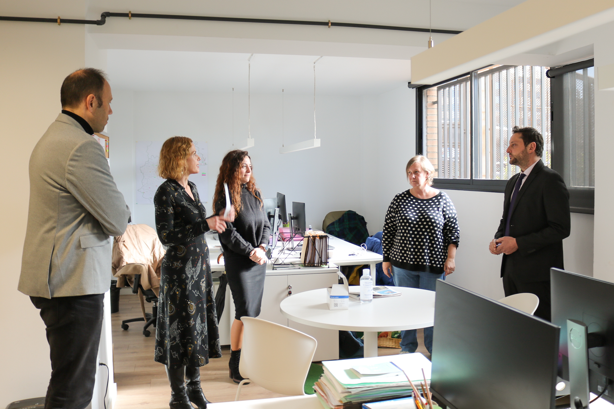 L’Associació Contra el Càncer mostra la seva tasca a l’alcalde de