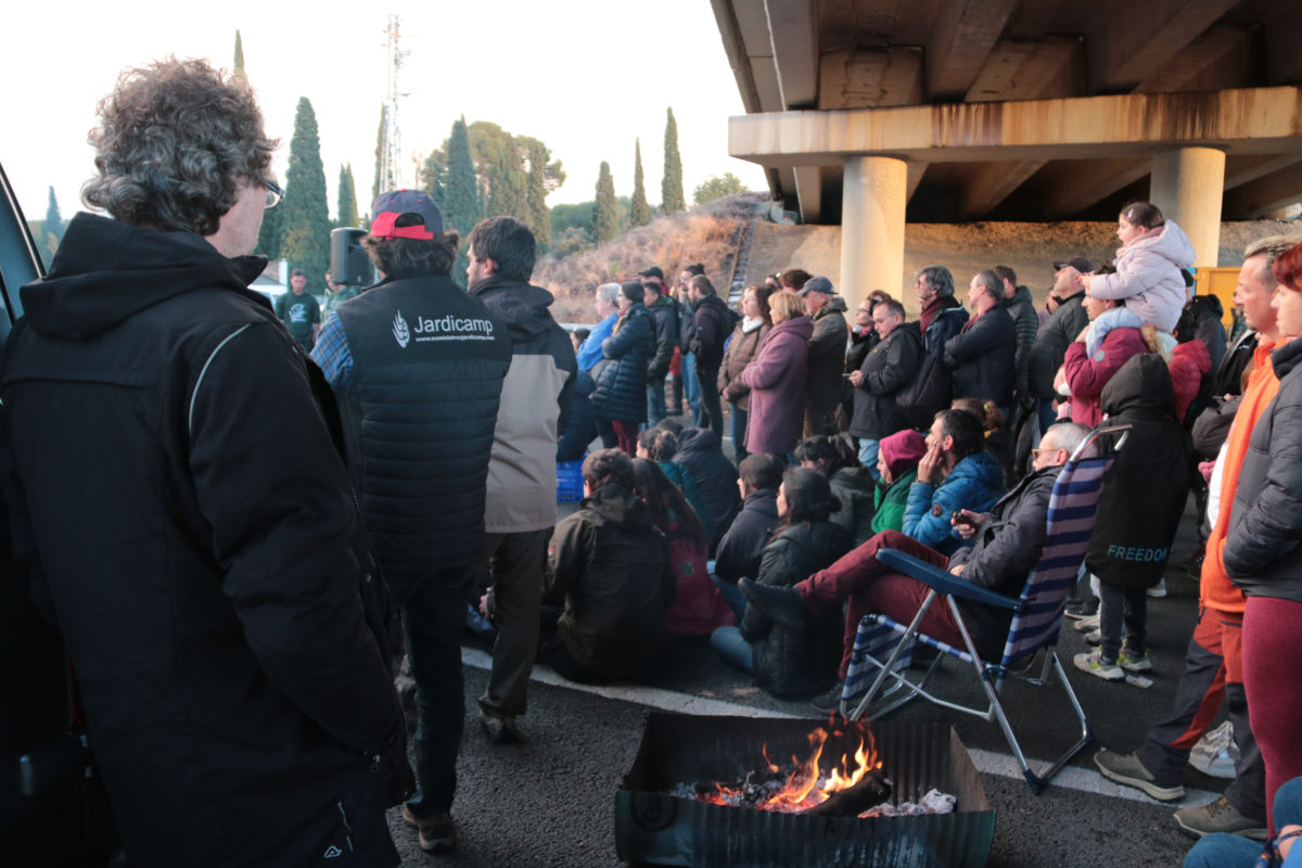 Pagesos del Baix Camp i manifestants s'escalfen amb fogueres al tall de l'AP-7 d'aquest diumenge Data de publicació: diumenge 10 de març del 2024, 19:22 Localització: Cambrils Autor: Ariadna Escoda