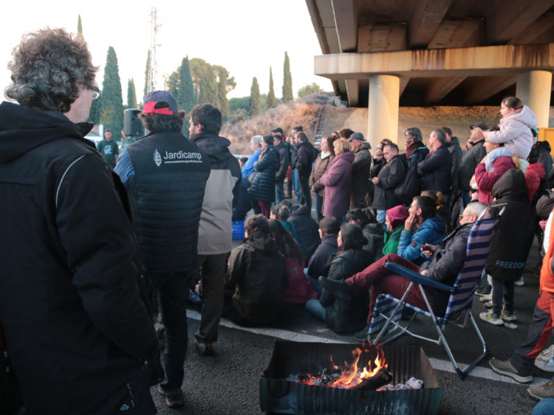 Pagesos del Baix Camp i manifestants s'escalfen amb fogueres al tall de l'AP-7 d'aquest diumenge Data de publicació: diumenge 10 de març del 2024, 19:22 Localització: Cambrils Autor: Ariadna Escoda