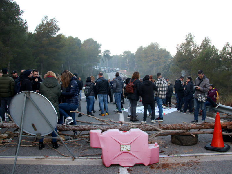 Treballadors de la presó de Mas d'Enric tallant l'accés al centre penitenciari per demanar la dimissió de la consellera de Justícia arran de l'assassinat d'una cuinera en mans d'un reclús Data de publicació: divendres 15 de març del 2024, 08:09 Localització: El Catllar Autor: Redacció