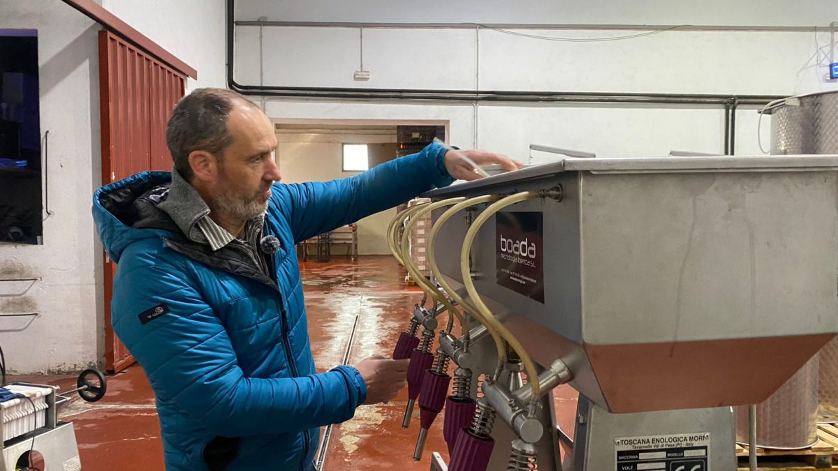 L’enòleg Martí Magrinyà, des de Barberà de la Conca, on els cellers ja estan realitzant l’embotellada del vi produït