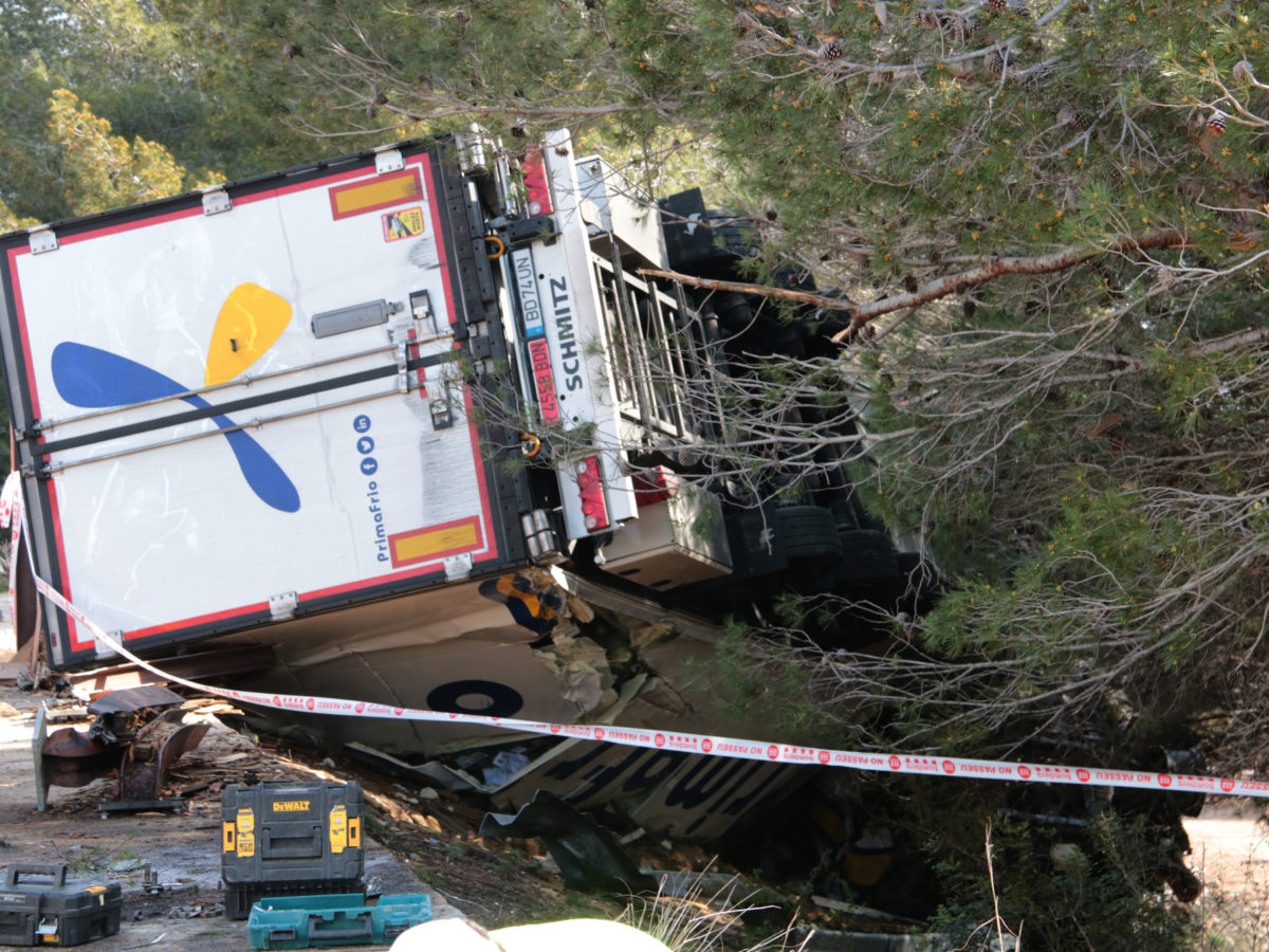 Diversos operaris treballen per retirar el camió accidentat aquesta nit a l'AP-7, al Vendrell Data de publicació: diumenge 17 de març del 2024, 11:37 Localització: El Vendrell Autor: Redacció