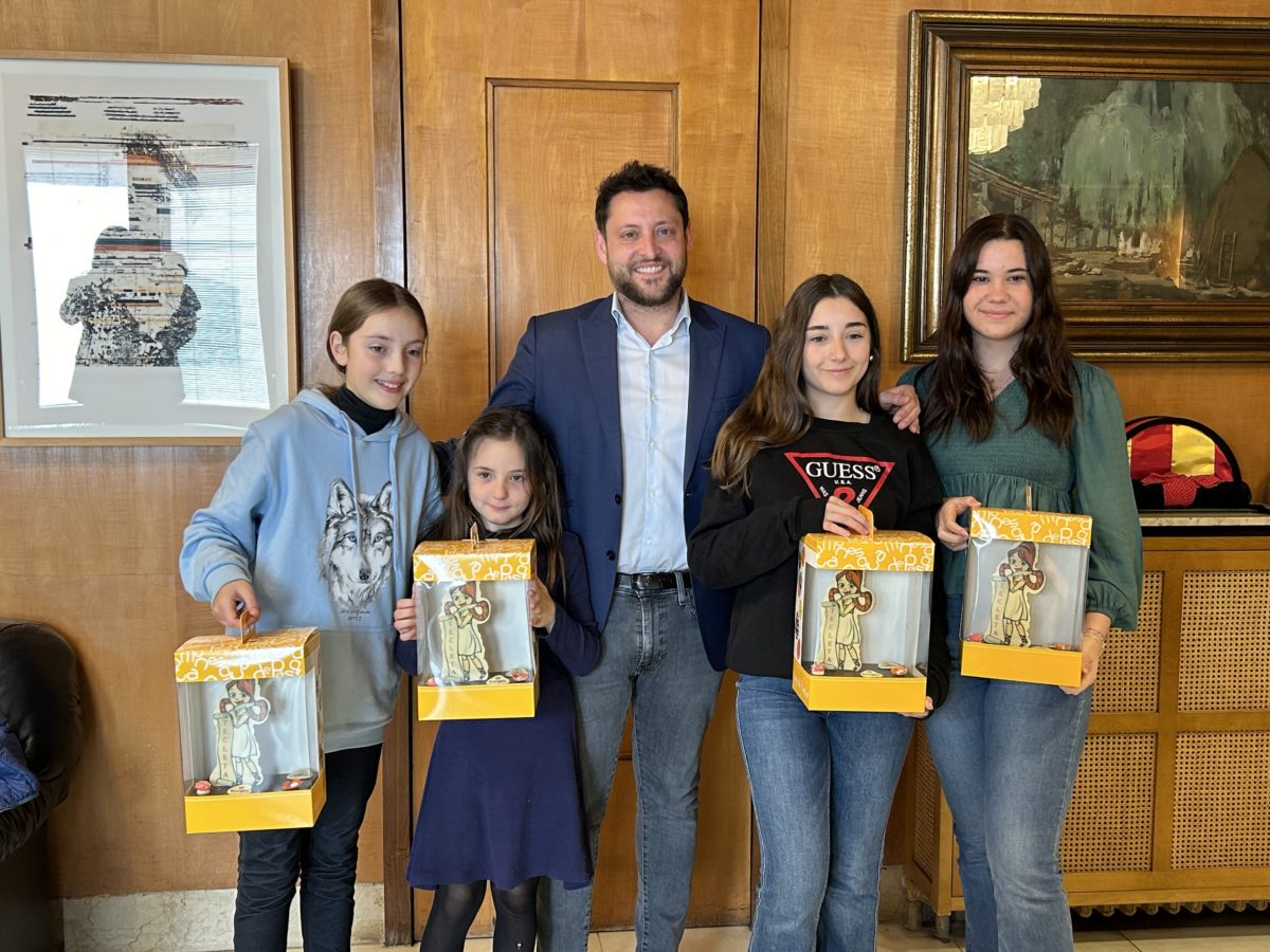 L’alcalde lliura les mones de Pasqua a les nenes que es diuen Tecla
