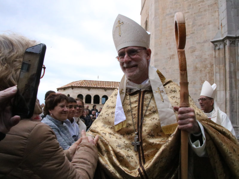 El nou bisbe de Girona, saludant els assistents a la seva cerimònia d'ordenació Data de publicació: diumenge 21 d’abril del 2024, 20:32 Localització: Girona Autor: Ariadna Reche