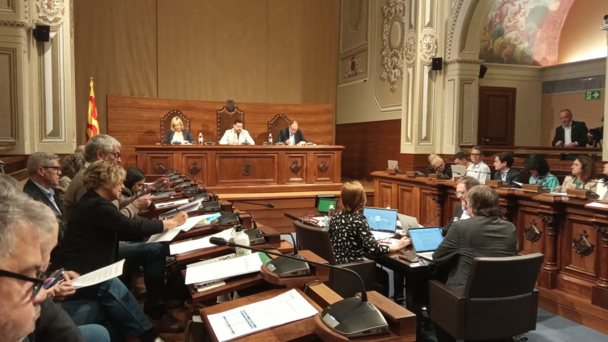 El ple aprova un modificatiu de crèdit que permetrà eixugar deute i fer diverses aportacions municipals