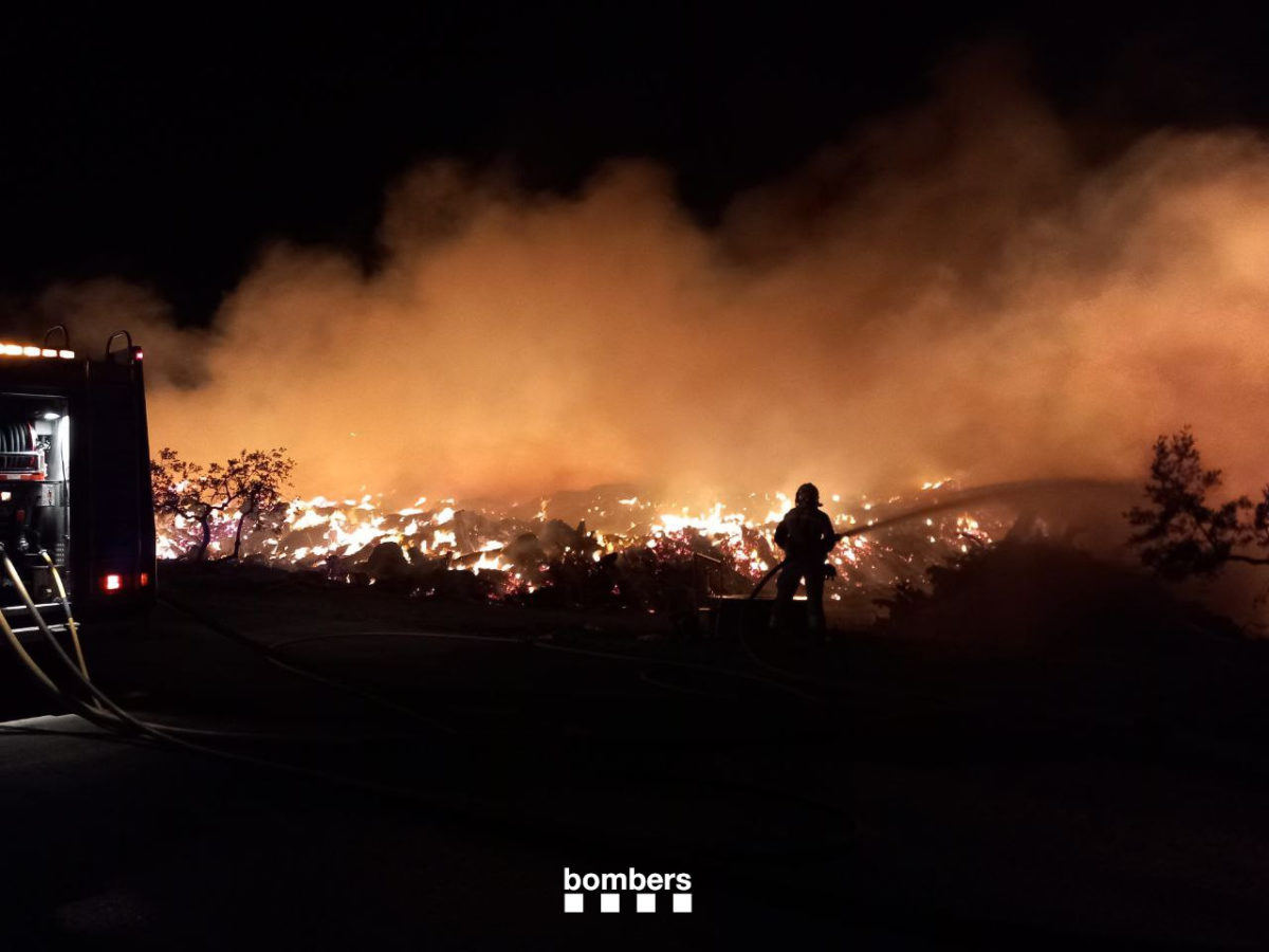 Dotze dotacions dels Bombers treballen en l’extinció d’un incendi a la planta de compostatge de Botarell