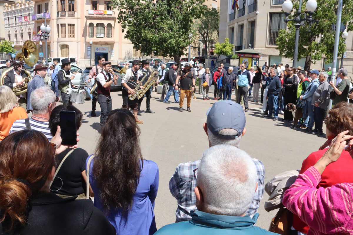 Espectadots i músics de la Steam Brass Band actuant en un dels espectacles de carrer de la 29a edició del Festival Dixieland de Tarragona Data de publicació: divendres 26 d’abril del 2024, 13:35 Localització: Tarragona Autor: EloI Tost