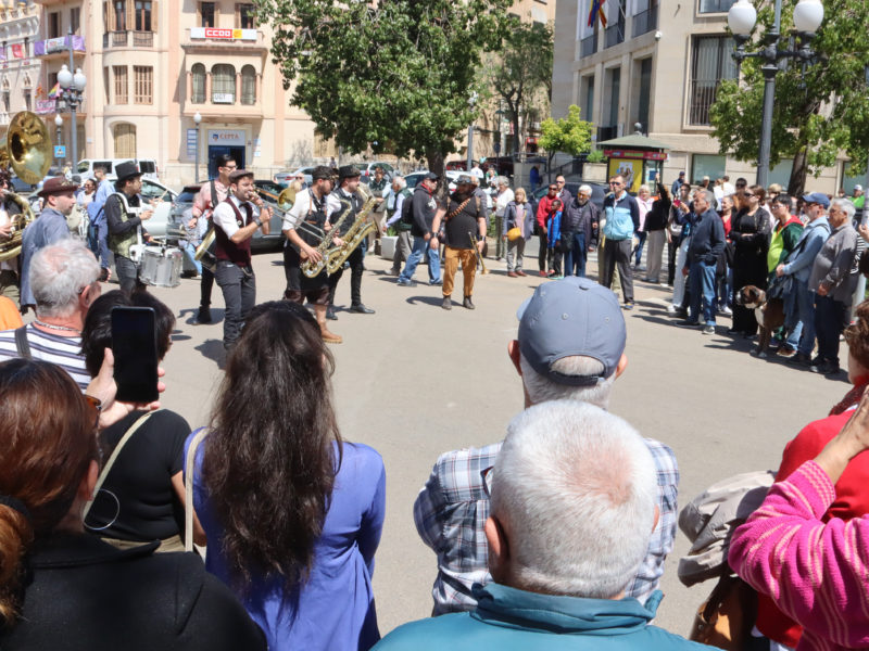 Espectadots i músics de la Steam Brass Band actuant en un dels espectacles de carrer de la 29a edició del Festival Dixieland de Tarragona Data de publicació: divendres 26 d’abril del 2024, 13:35 Localització: Tarragona Autor: EloI Tost