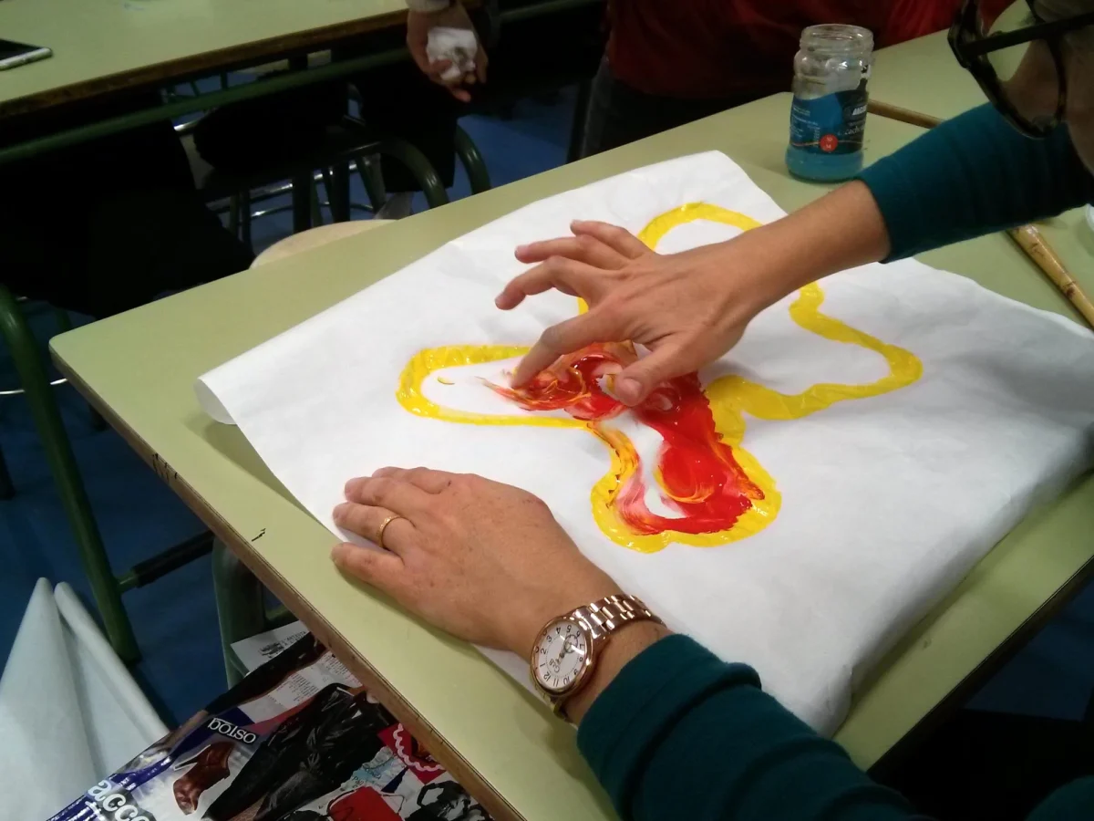 Un centenar d’alumnes mostren en una peça teatral i una exposició el resultat del projecte l’Artista va a l’escola