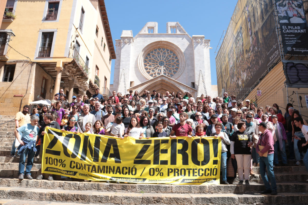 Més d'un centenar de persones insten el proper Govern a declarar el Camp de Tarragona zona de protecció especial des de les escales de la catedral de Tarragona Data de publicació: dissabte 20 d’abril del 2024, 15:17 Localització: Tarragona Autor: Ariadna Escoda