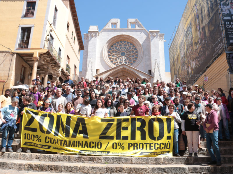 Més d'un centenar de persones insten el proper Govern a declarar el Camp de Tarragona zona de protecció especial des de les escales de la catedral de Tarragona Data de publicació: dissabte 20 d’abril del 2024, 15:17 Localització: Tarragona Autor: Ariadna Escoda