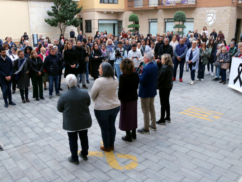 Al voltant d'un centenar de persones han participat en el minmut de silenci davant l'Ajuntament d'Amposta Data de publicació: dimarts 02 d’abril del 2024, 20:20 Localització: Amposta Autor: Jordi Marsal