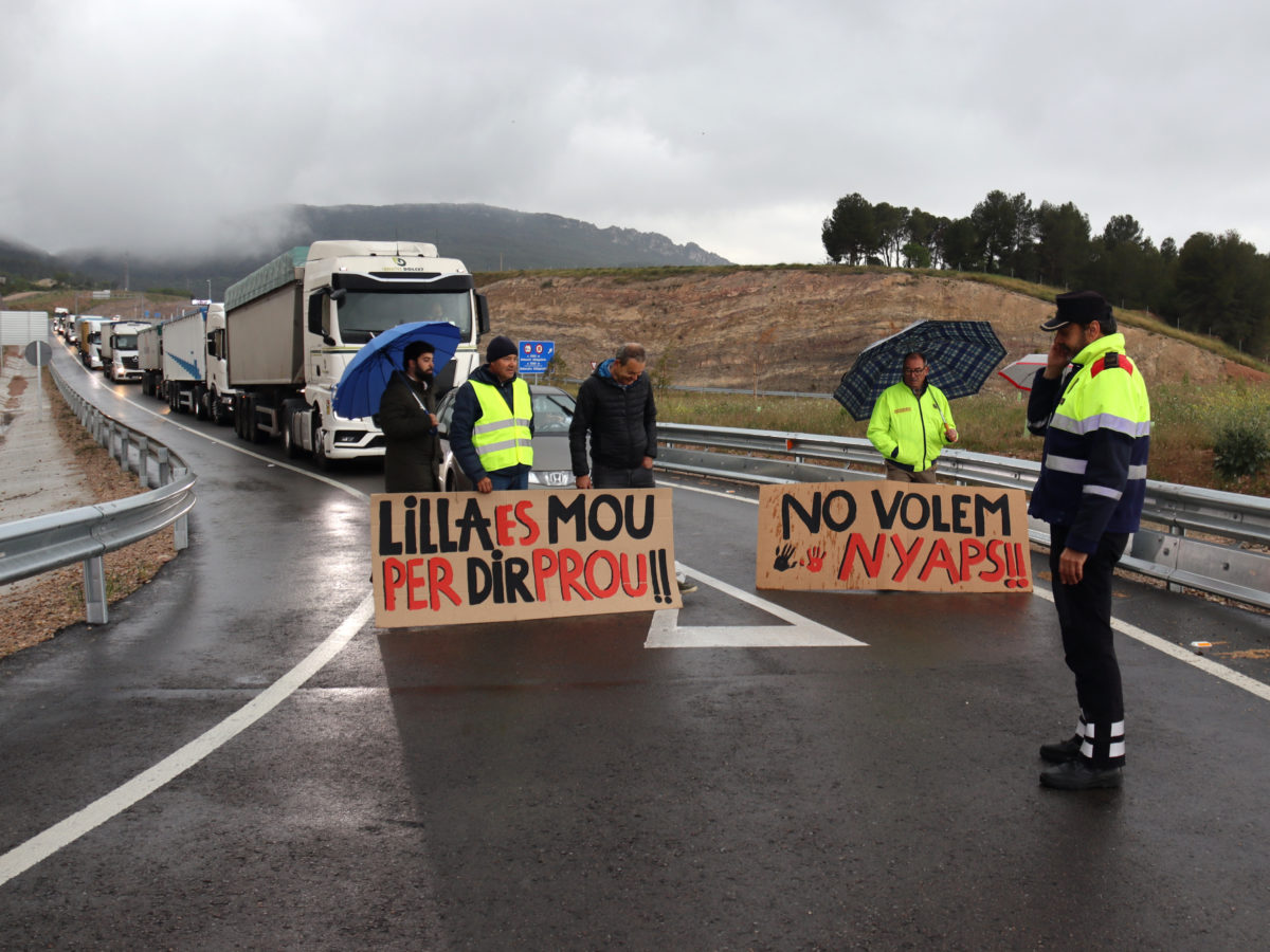 Els veïns de Lilla tornen a tallar els accessos a l’A-27 per exigir el pagament de les indemnitzacions per les esquerdes