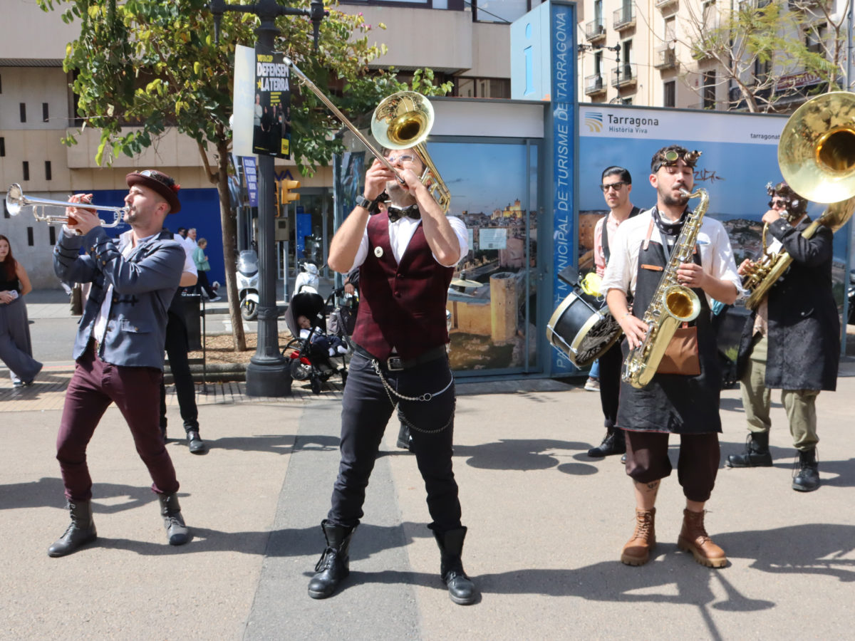 L’ambient festiu del Festival Dixieland de Tarragona impregna els carrers de la ciutat