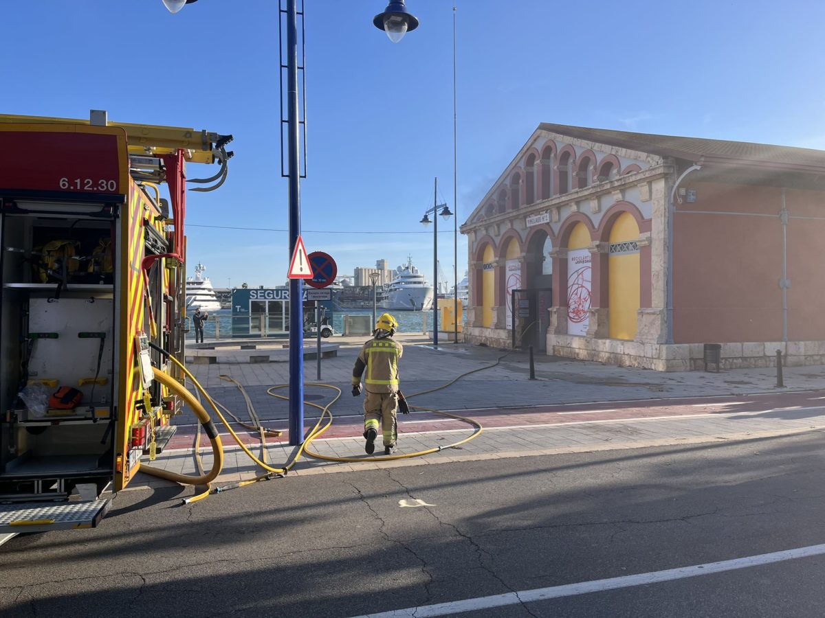 Un incendi al Moll de Costa afecta el Tinglado 2