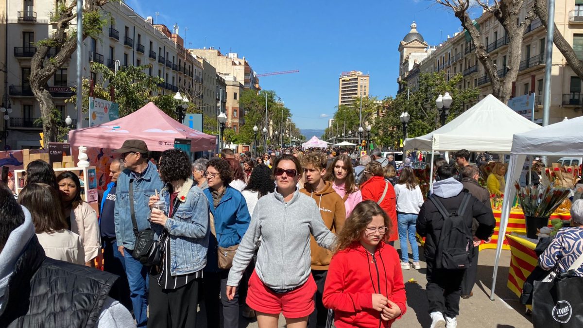 La Rambla Nova viu un Sant Jordi de rècord