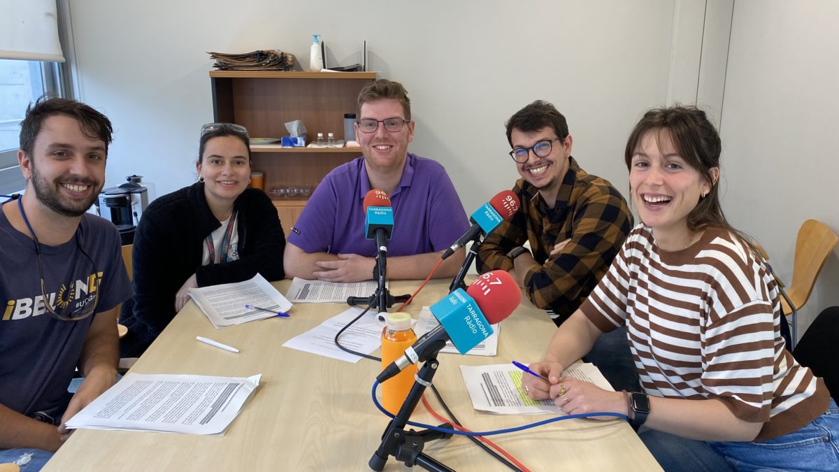 Avui busquem el blau de Prússia amb el Nicolás Fincias, l’Àlex Martí, la Tania Medina, el Pablo Mora i la Gala Ogalla, investigadors i investigadores del grup de recerca del professor Antonio Echavarren a l'ICIQ.