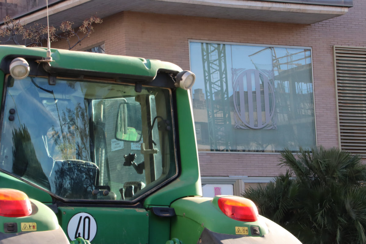 Un tractor aparcat davant la seu dels serveis territorials del Departament d'Acció Climàtica a Tarragona Data de publicació: dimarts 27 de febrer del 2024, 11:38 Localització: Tarragona Autor: Eloi Tost