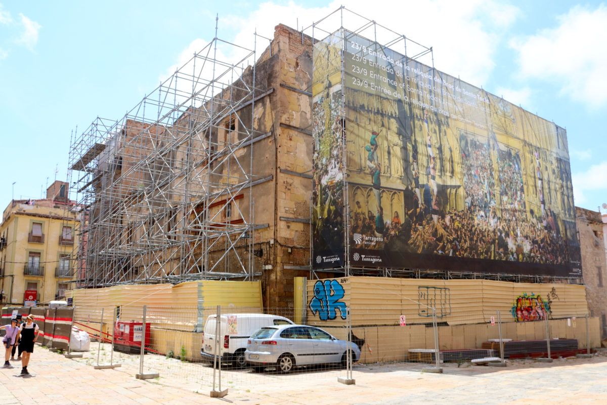 Imatge de Ca l'Ardiaca, de la bastida que la protegeix i de la tanca perimetral que s'ha col·locat al Pla de la Seu, que redueix l'espai disponible a la plaça Data de publicació: dimecres 26 de juny del 2024, 15:12 Localització: Tarragona Autor: Eloi Tost