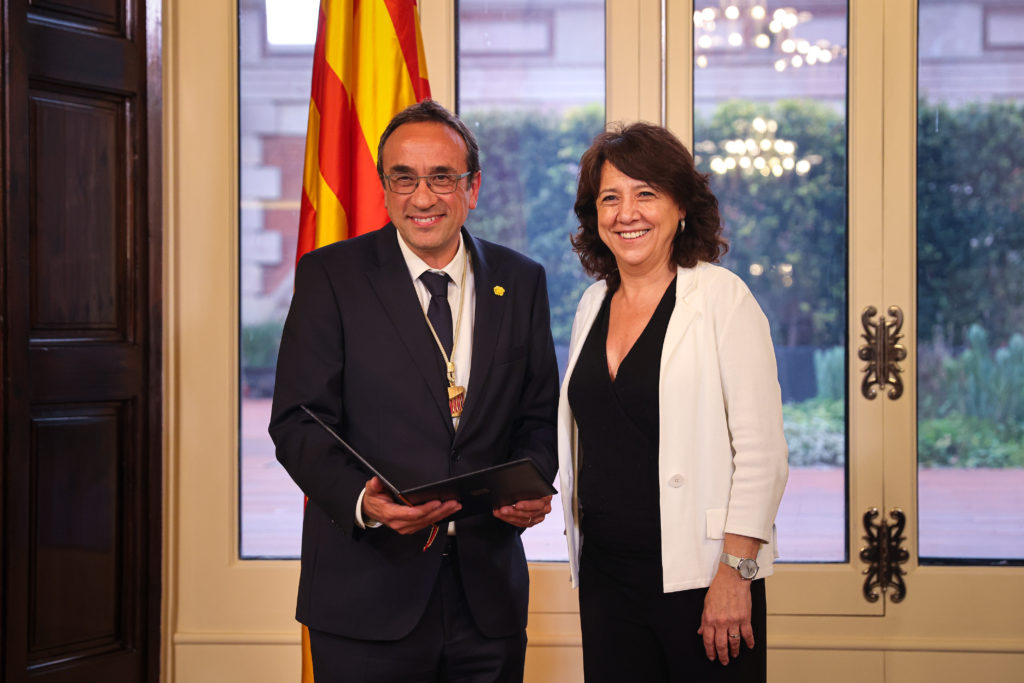 La presidenta del Parlament sortint Anna Erra i el recent escollit president del Parlament, Josep Rull, escenifiquen el traspàs a la presidència del Parlament
Data de publicació: dilluns 10 de juny del 2024, 19:20
Localització: Barcelona
Autor: Jordi Borràs