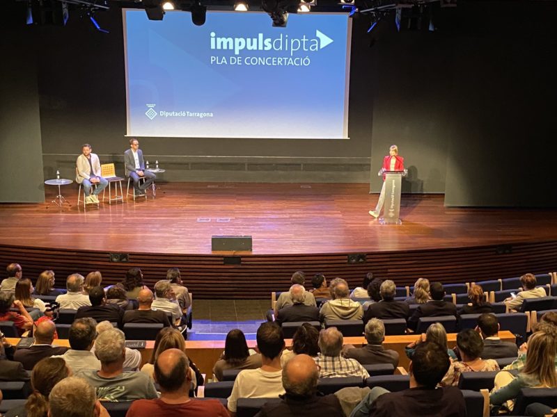Noemí Llauradó. Presidenta de la diputació amb el vicepresident primer, Rubén Viñuales valorant el Pla ImpulsDipta