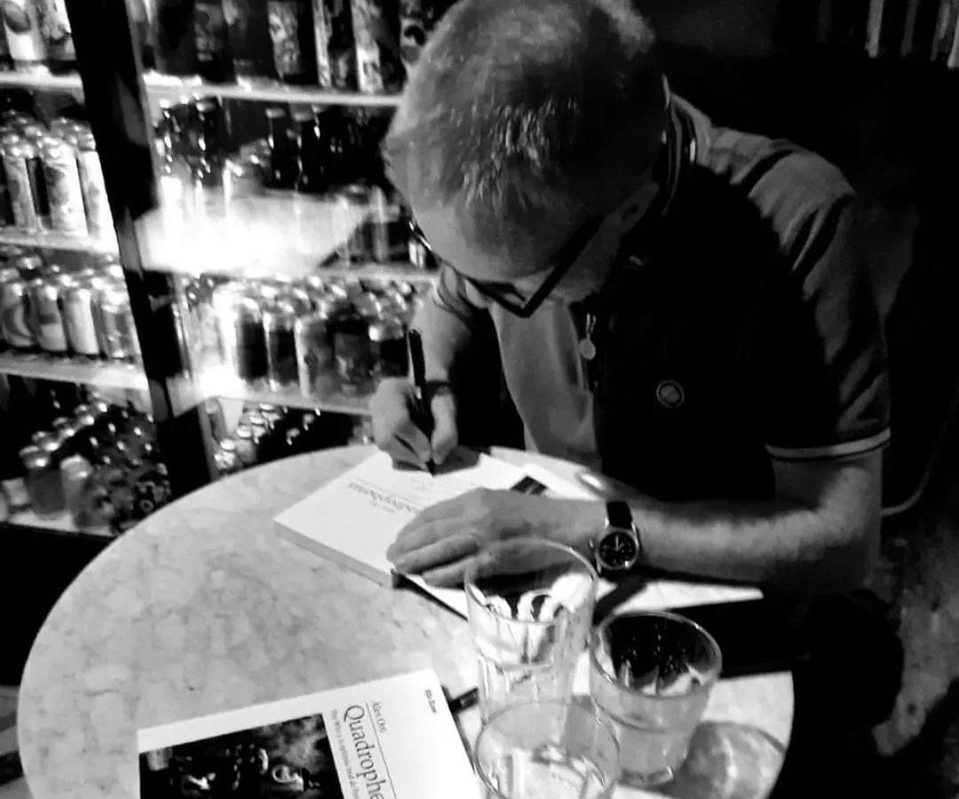 Àlex Oró signant “Quadrophenia. The Who i l’epifania mod de Pete Townshend” (Efe Eme). Cedida